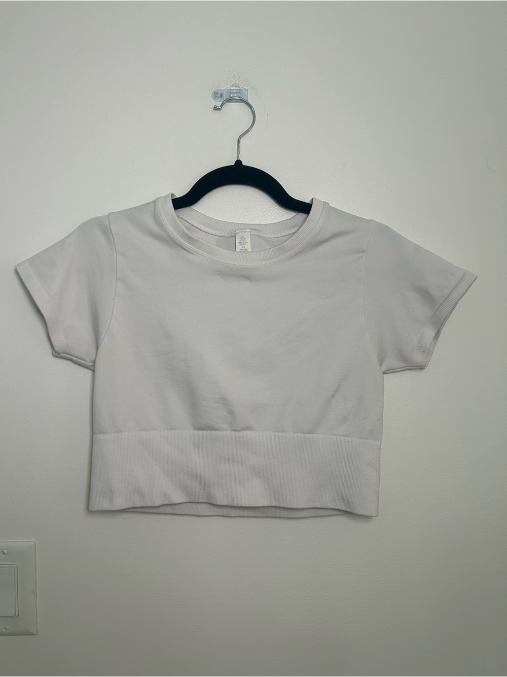 OFFLINE by Aerie M White Cropped Short Sleeve Athletic Top Pilates Athleisure